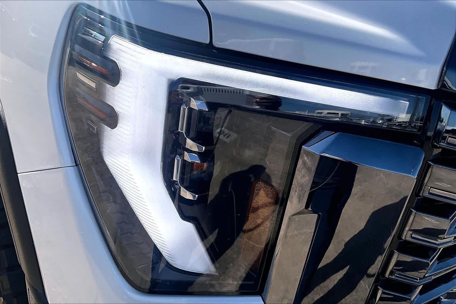 Used 2024 White Frost Tricoat GMC Denali Ultimate image 28