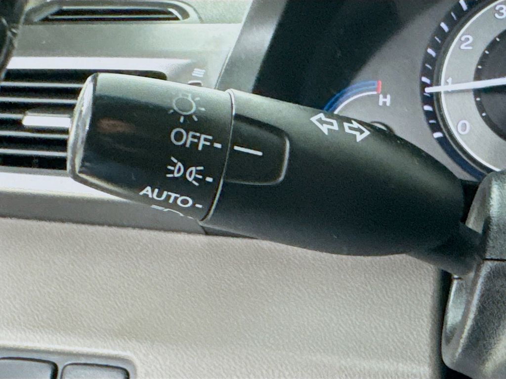 Used 2013 Silver Honda EX-L image 13