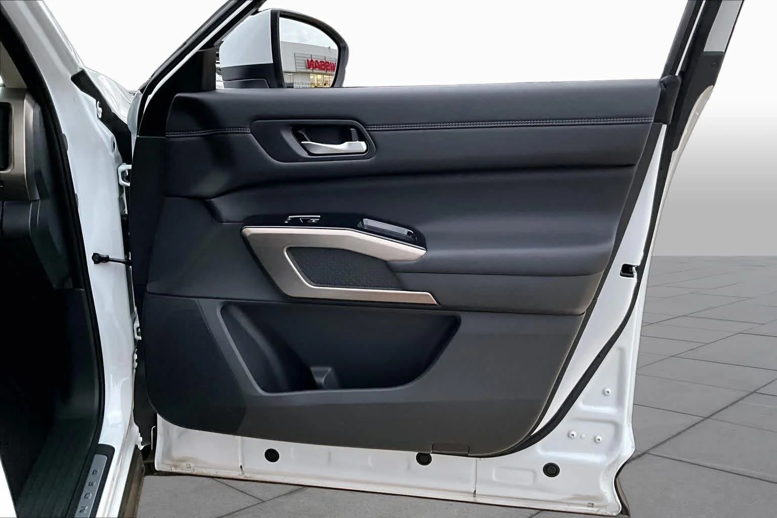 Used 2025 Everest White Pearl Tricoat Nissan Platinum image 27