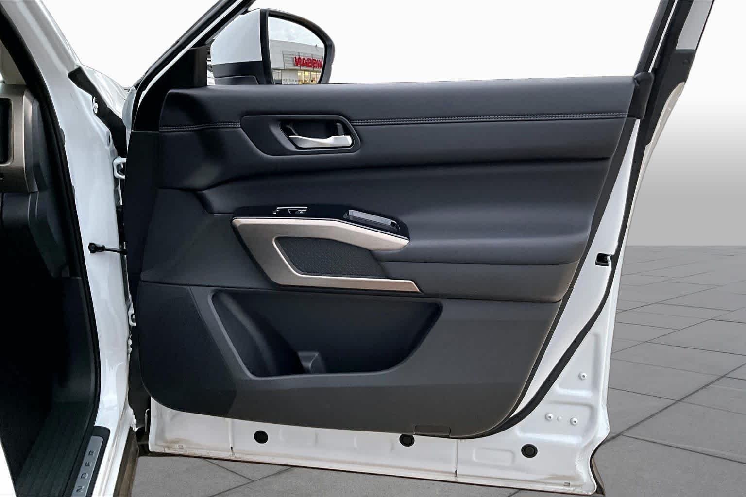 Certified Used 2025 Everest White Pearl Tricoat Nissan Platinum image 26