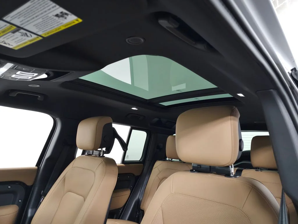 New 2026 Santorini Black Land Rover X-Dynamic SE image 15