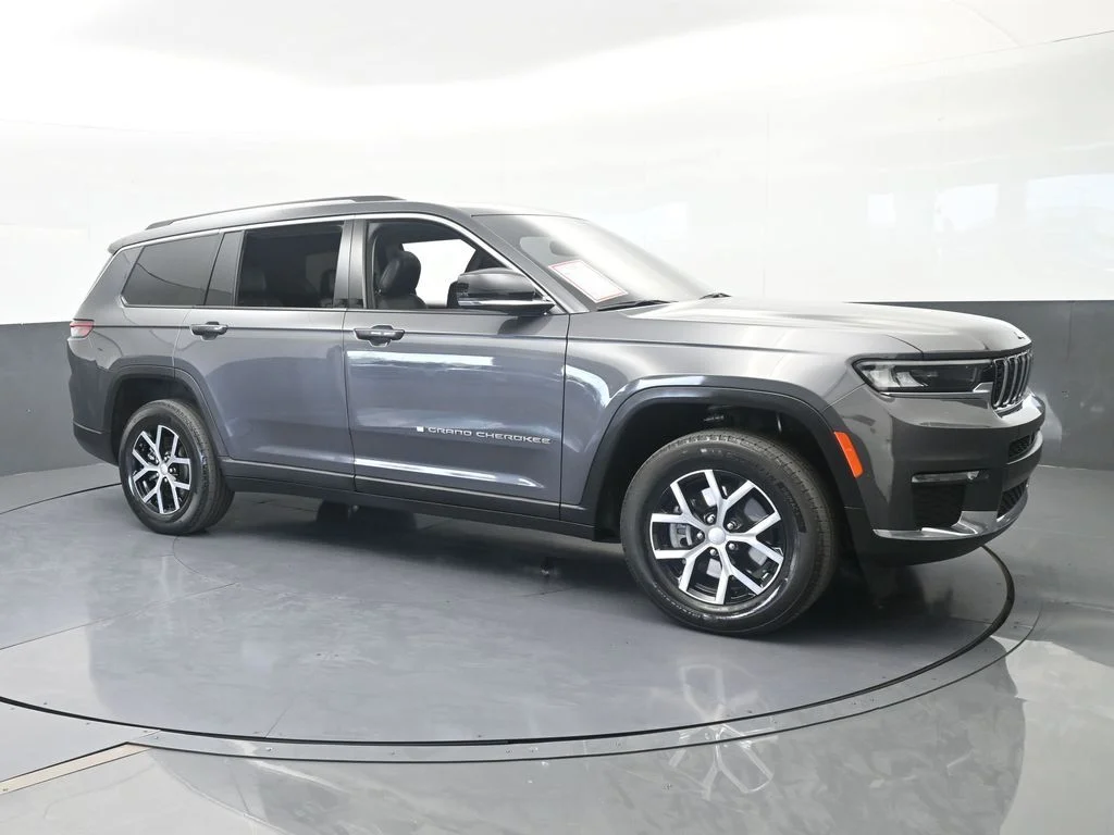 Used 2023 Baltic Gray Metallic Clearcoat Jeep Limited image 8