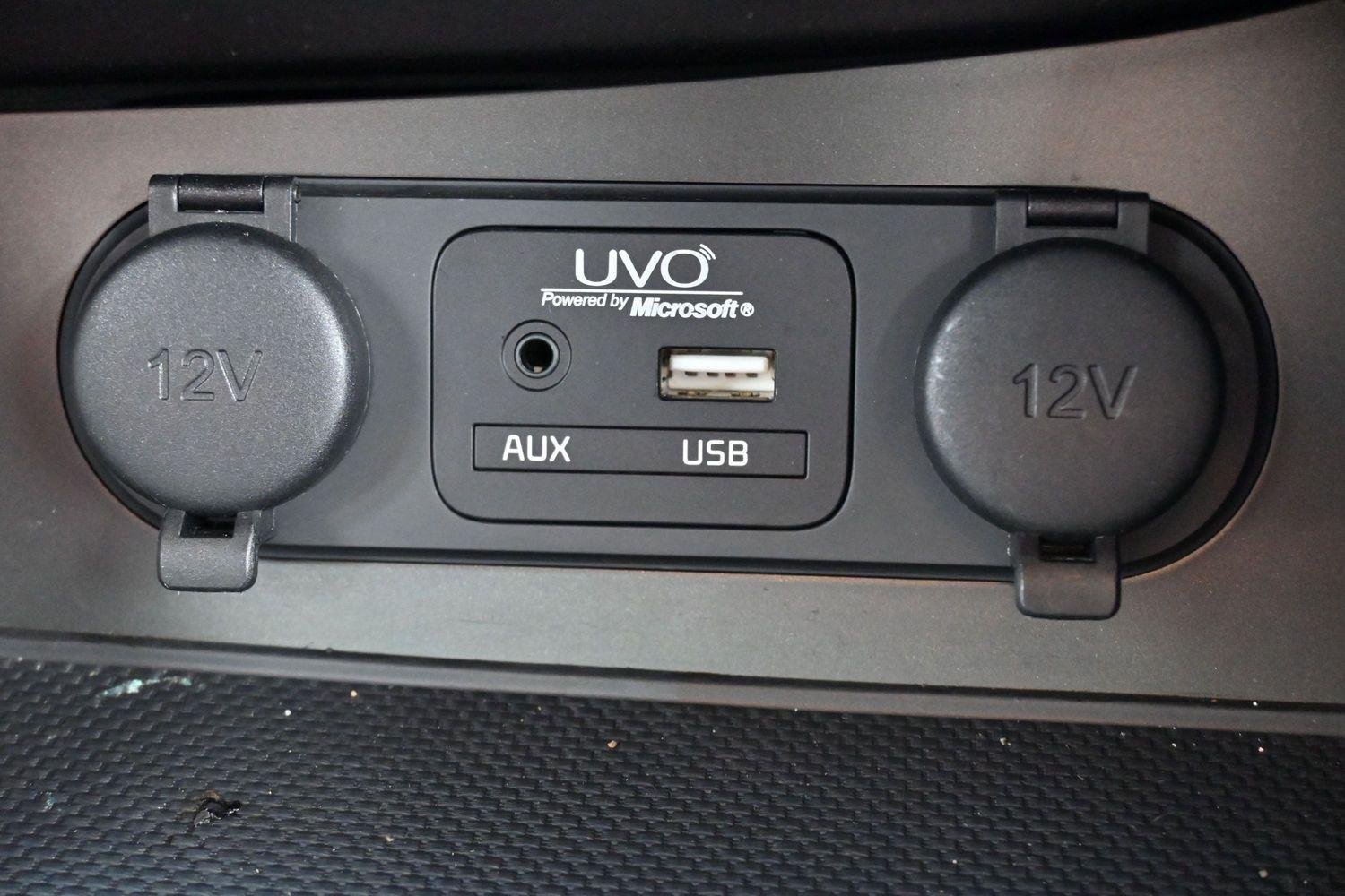 Used 2015 Snow White Pearl Kia LX image 27