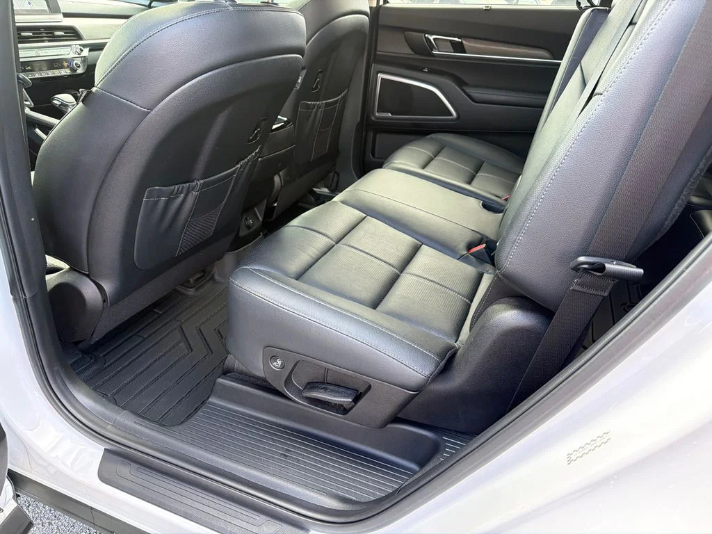 Used 2022 White Kia EX image 21