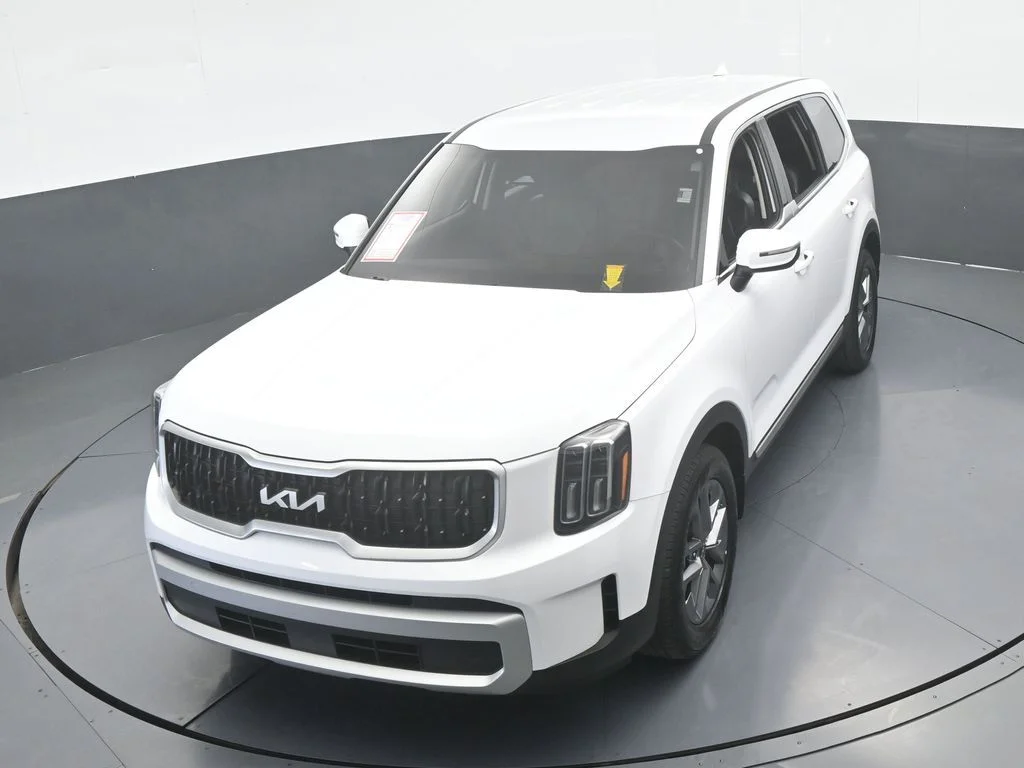 Used 2025 Glacial White Pearl Kia LX image 48