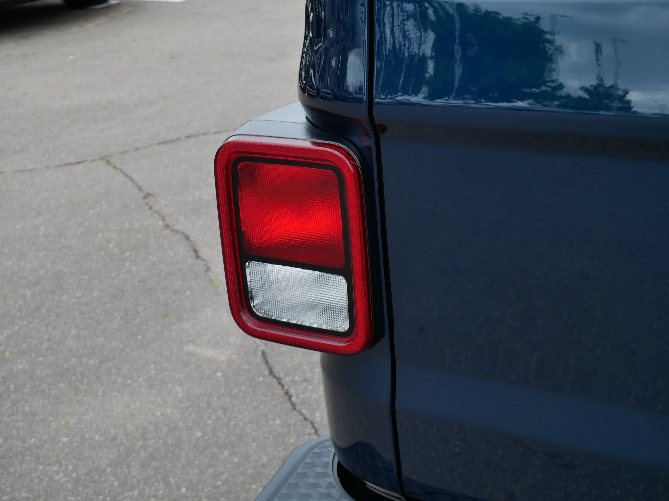 Used 2025 Fathom Blue Pearlcoat Jeep Sport S image 17
