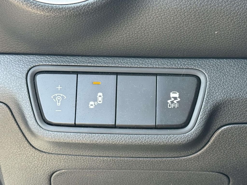Used 2024 White Kia LXS image 26