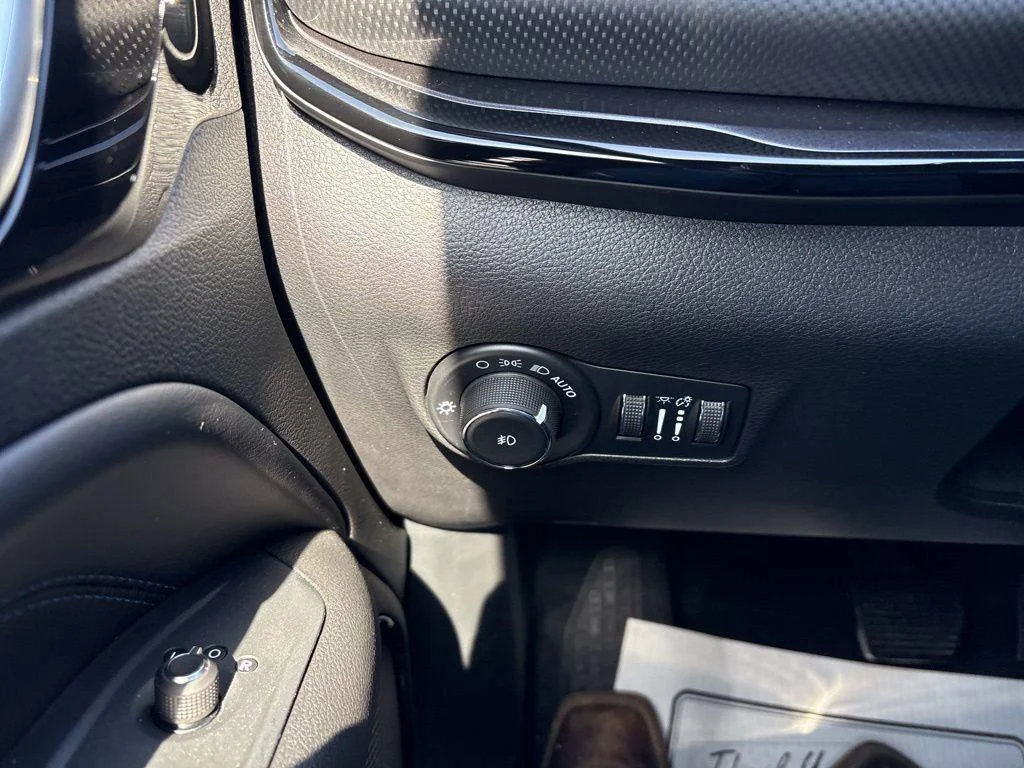 New 2026 Hydro Blue Pearlcoat Jeep Latitude Altitude image 19