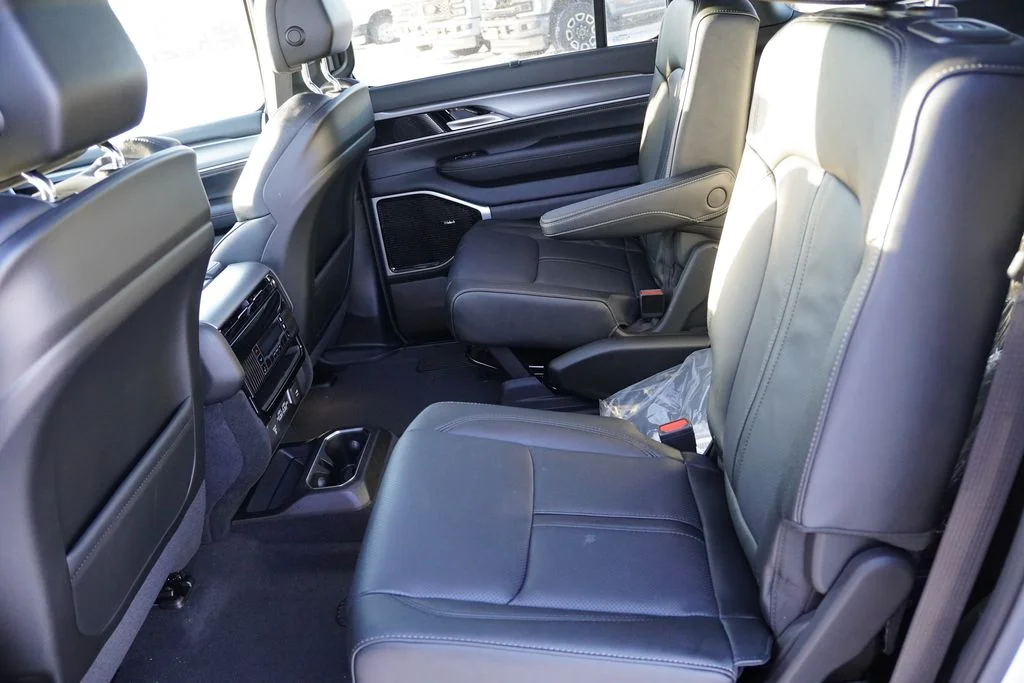 New 2026 Bright White Clear-Coat Exterior Paint Jeep Limited Reserve image 13