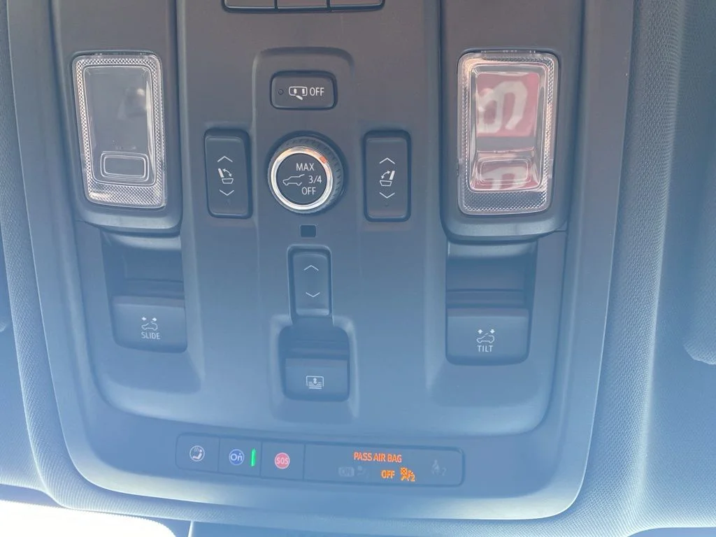 Used 2024 White GMC AT4 image 32