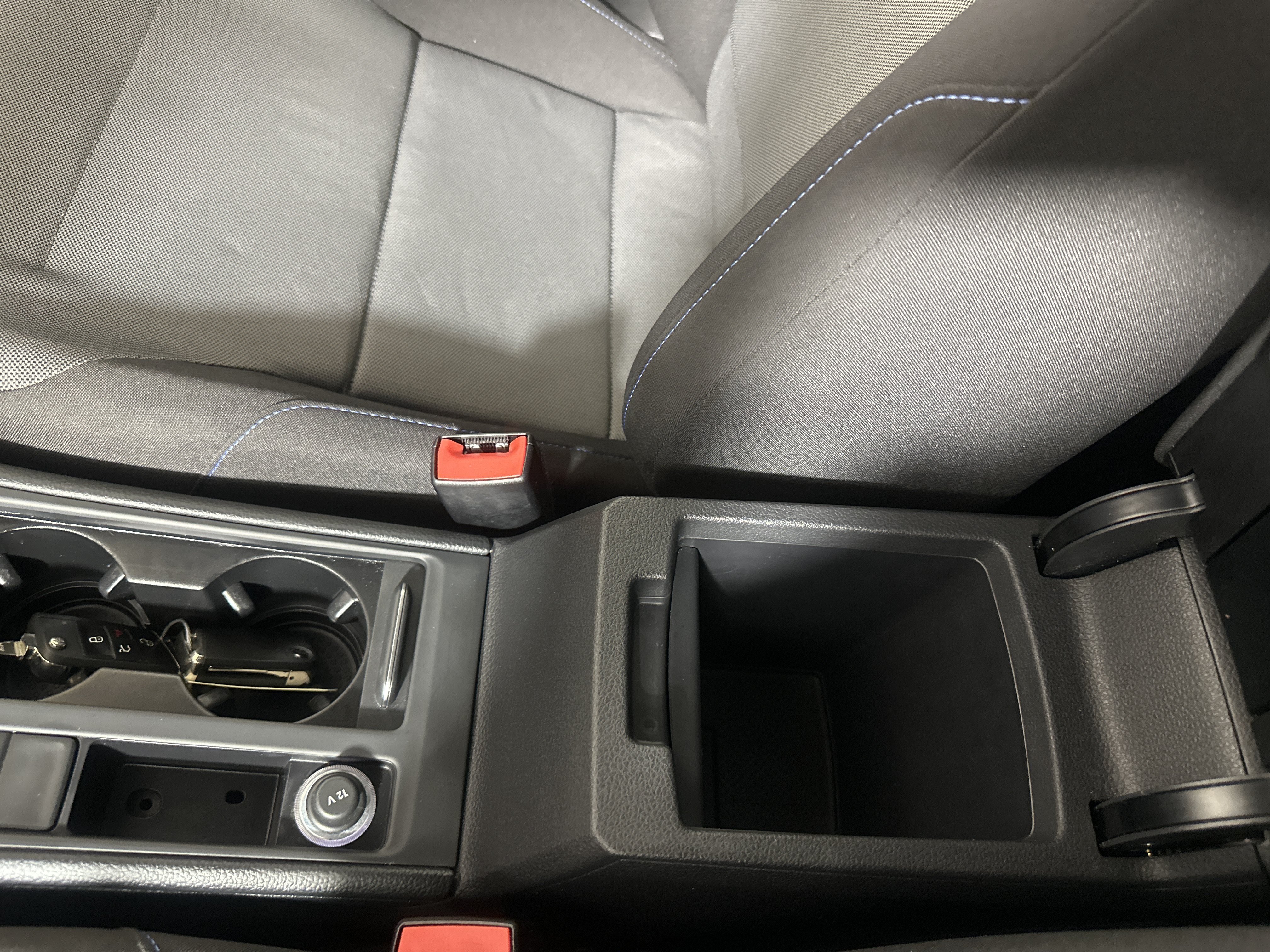Used 2016 White Volkswagen SE image 19