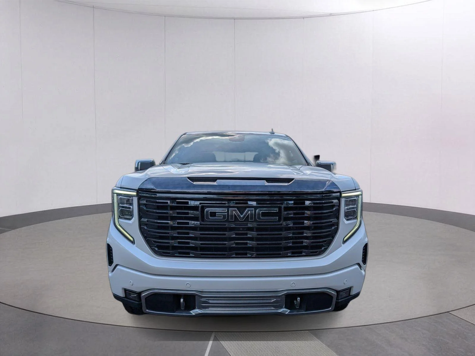Used 2023 White Frost Tricoat GMC Denali Ultimate image 8