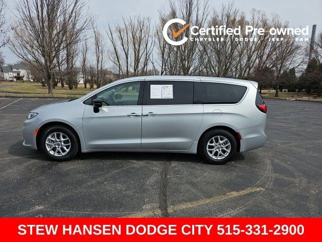 2024 Chrysler Pacifica Touring L's photo