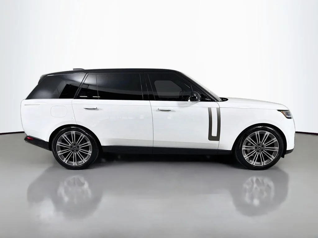 Used 2023 White Land Rover SE image 4