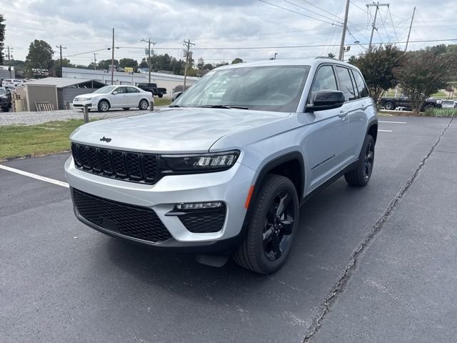 New 2025 Silver Zynith Exterior Paint Jeep Limited image 3