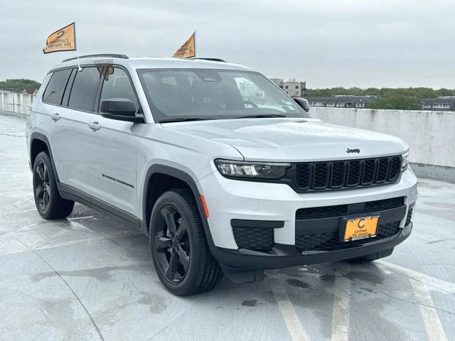 Used 2023 Silver Jeep Altitude image 2