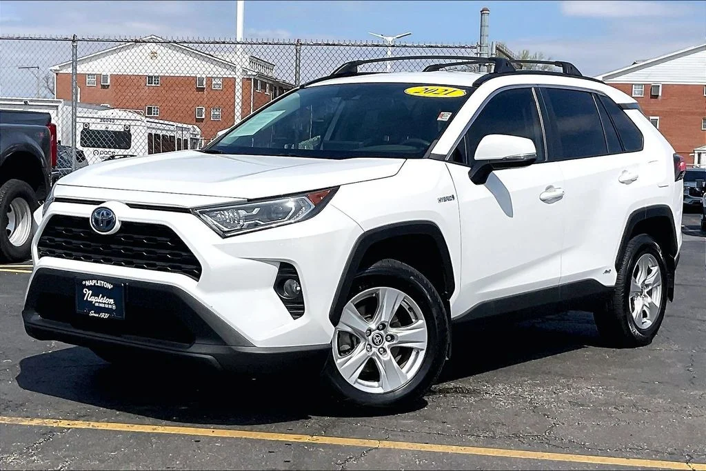 Used 2021 White Toyota XLE image 11