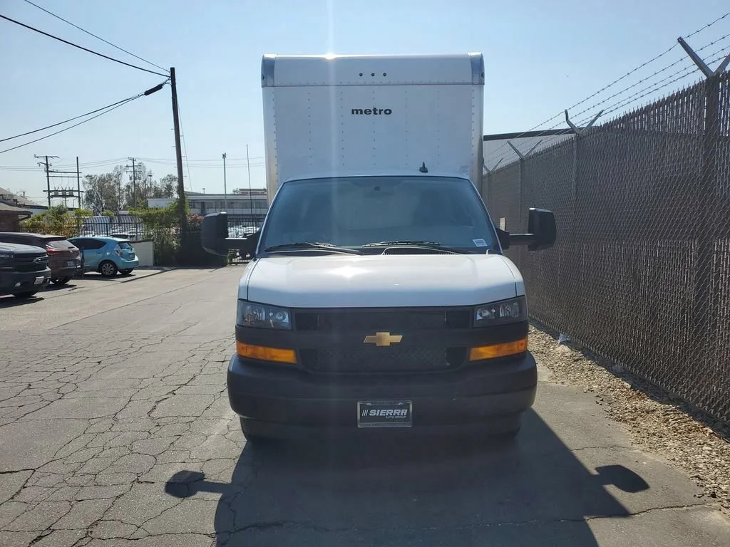 New 2025 Summit White Chevrolet 1WT image 5