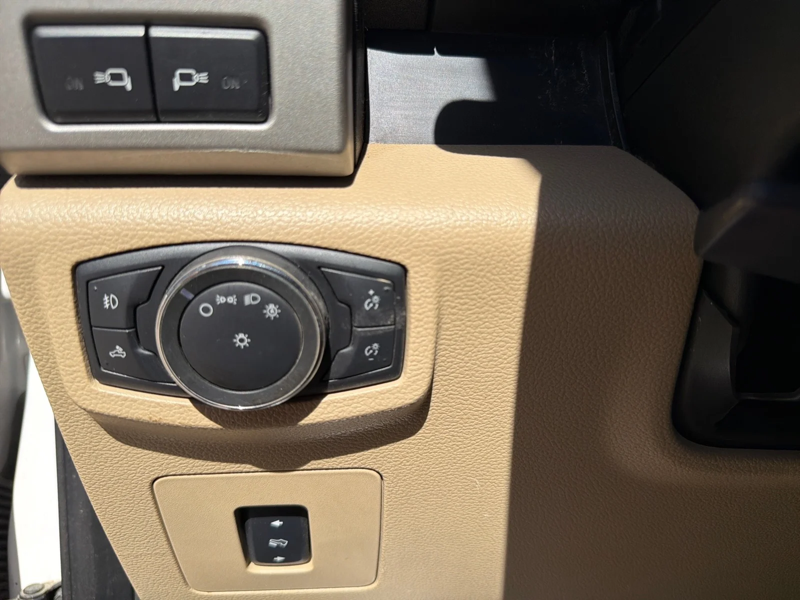 Used 2015 White Platinum Metallic Tri-Coat Ford Lariat image 23