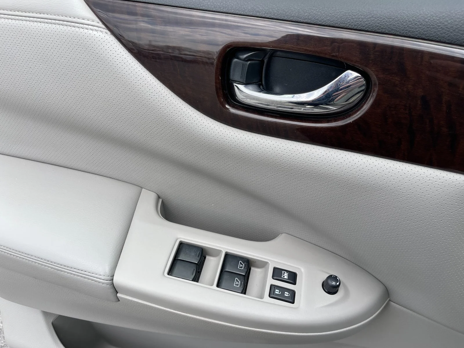 Used 2014 White Nissan 3.5 SL image 13