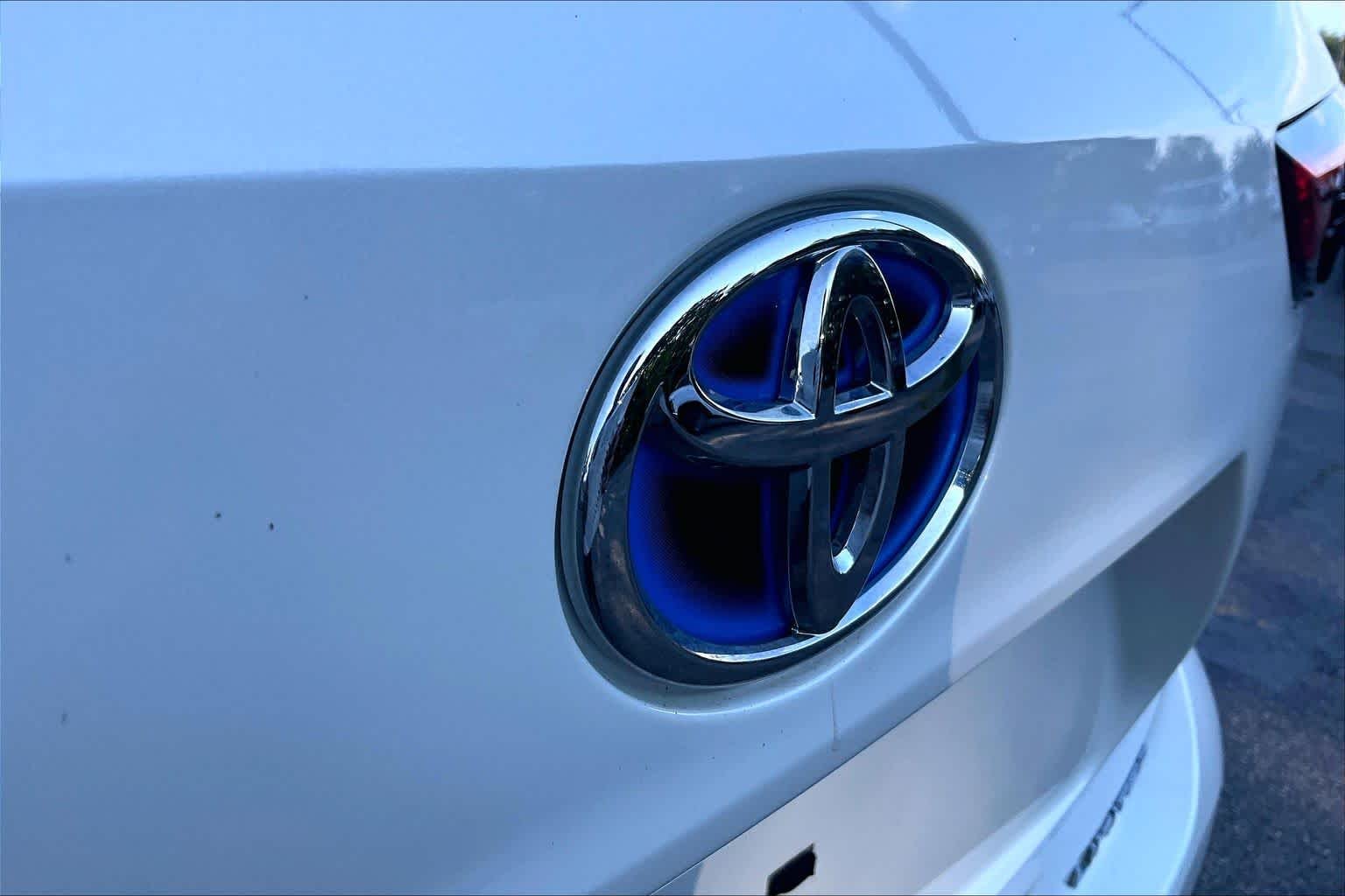 Used 2021 Blizzard Pearl Toyota Hybrid Limited image 30