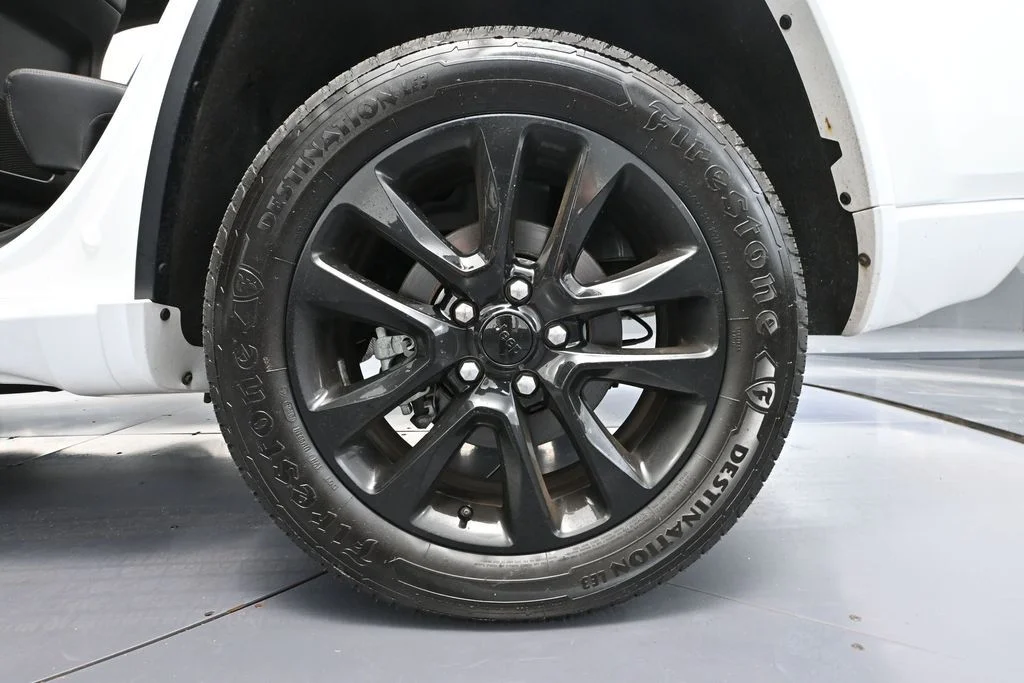 Used 2021 White Jeep Laredo X image 16