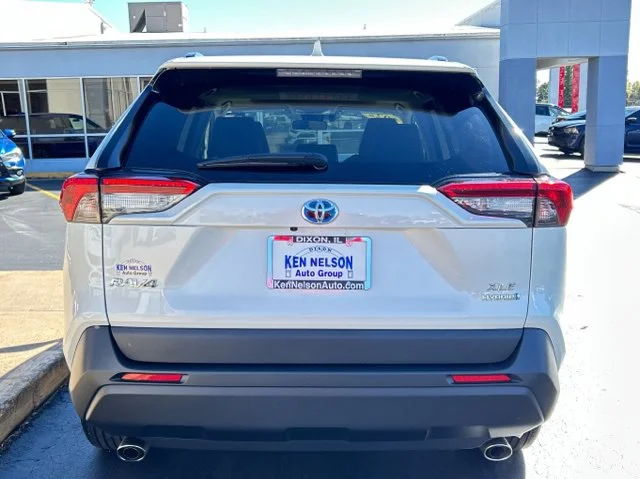 Used 2022 White Toyota XLE Premium image 8