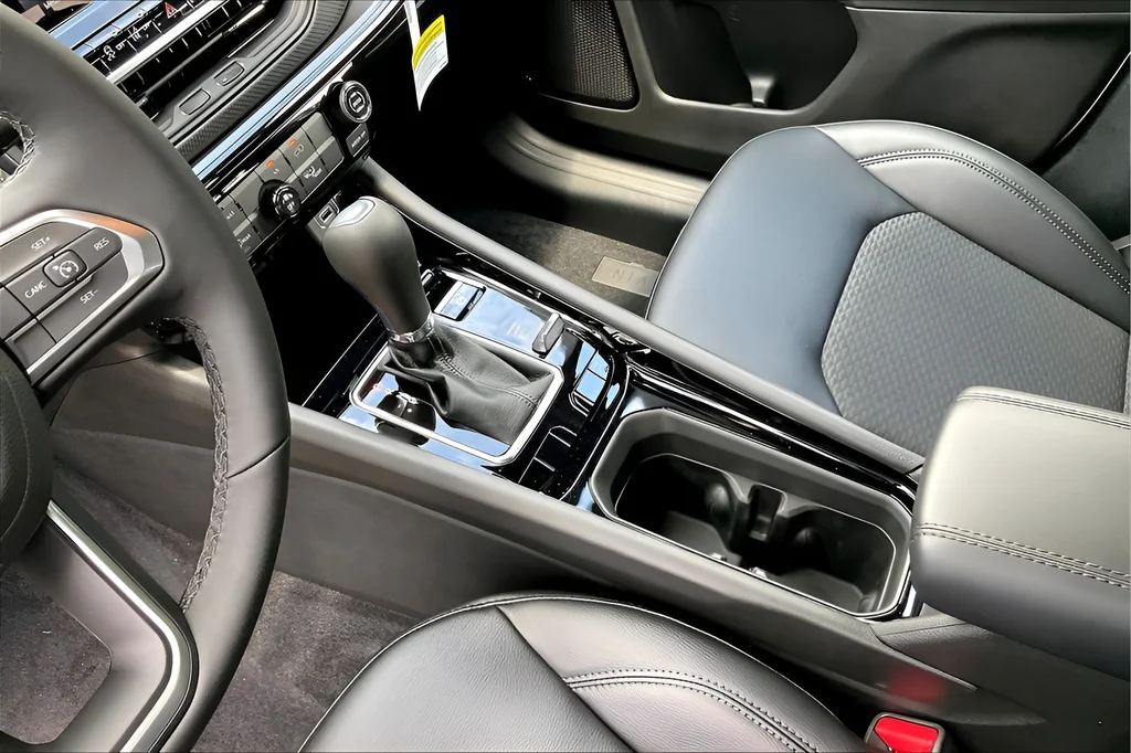 New 2026 Bright White Clearcoat Jeep Latitude image 9