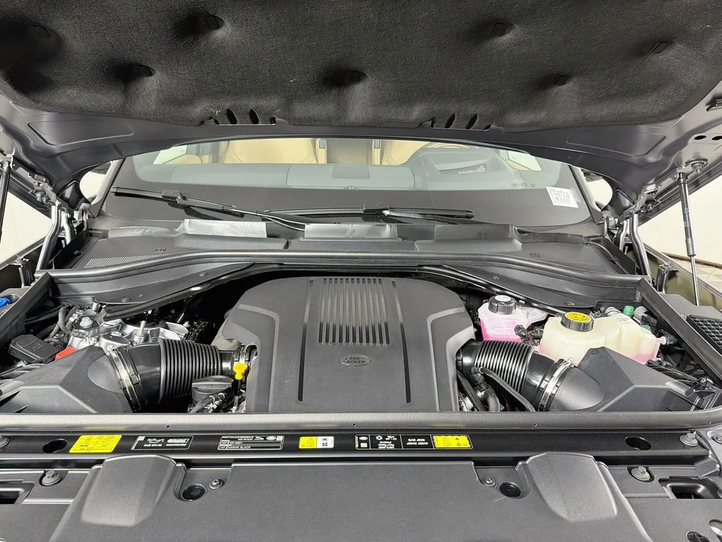 New 2026 Eiger Grey Land Rover SE image 32