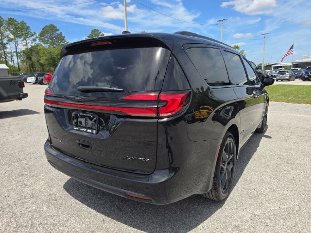 New 2026 Diamond Black Crystal Pearl-Coat Exterior Paint Chrysler Limited image 4