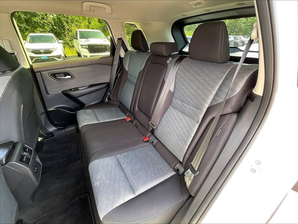 Used 2023 Pearl White Tricoat/Super Black Nissan SV image 14