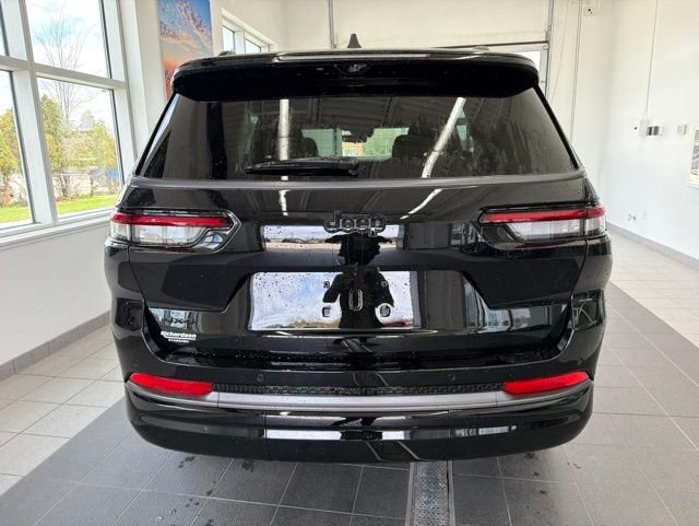 New 2026 Diamond Black Crystal Pearl-Coat Exterior Paint Jeep Limited image 5