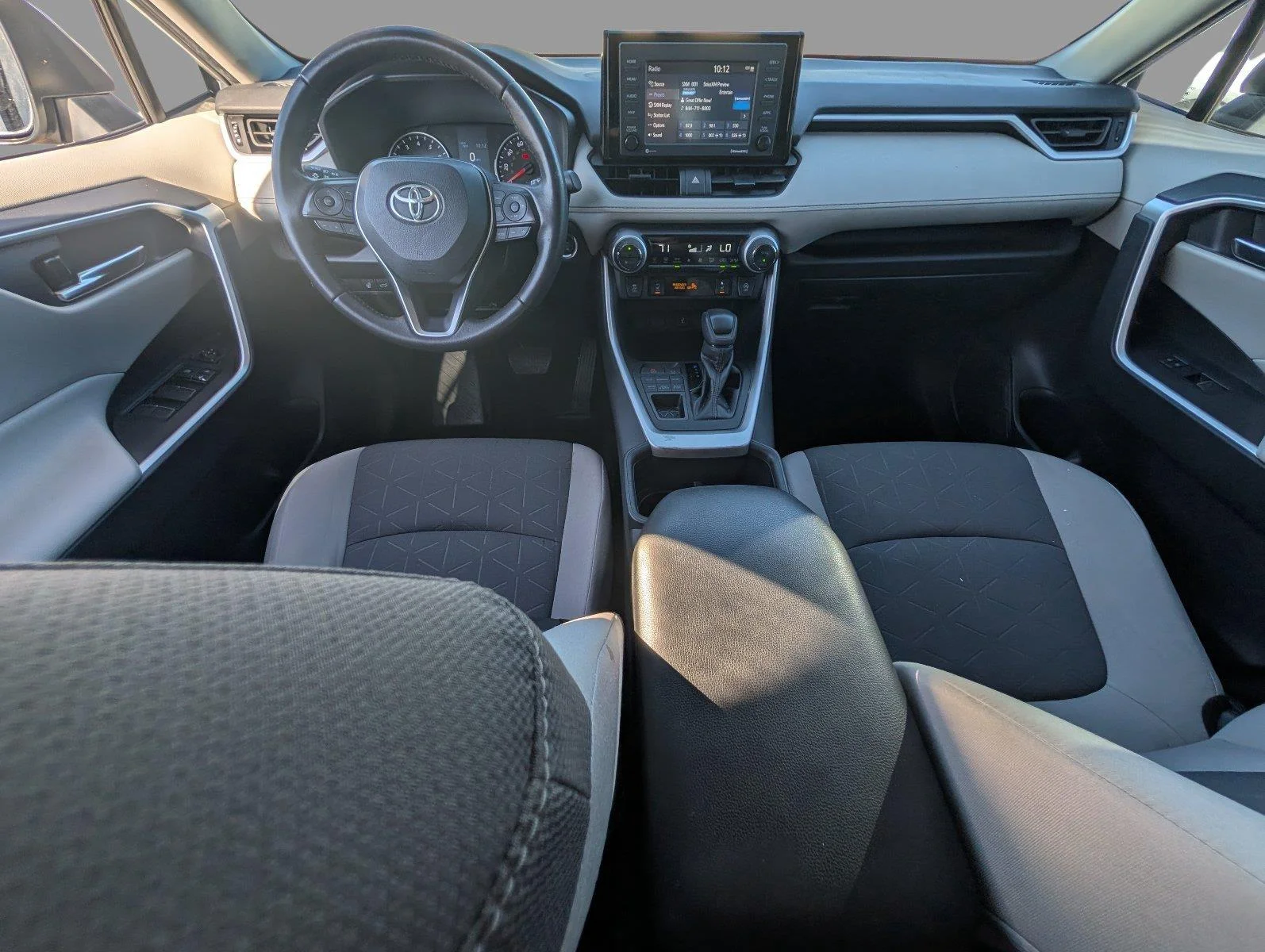 Used 2022 White Toyota XLE image 25