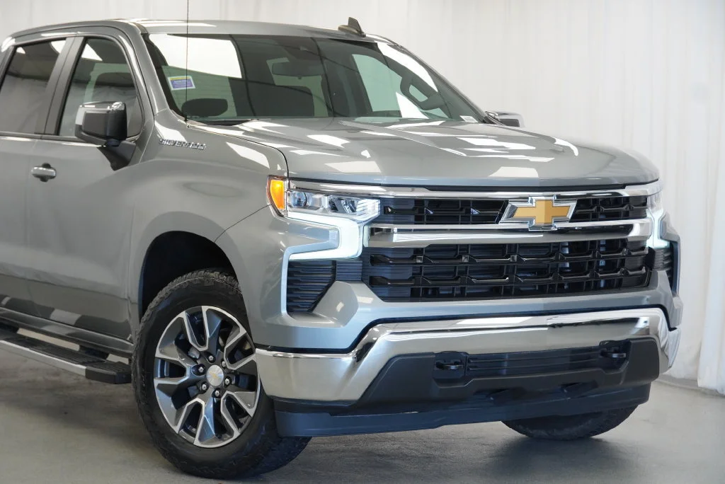 Used 2023 STERLING GRAY METALLIC Chevrolet LT image 8