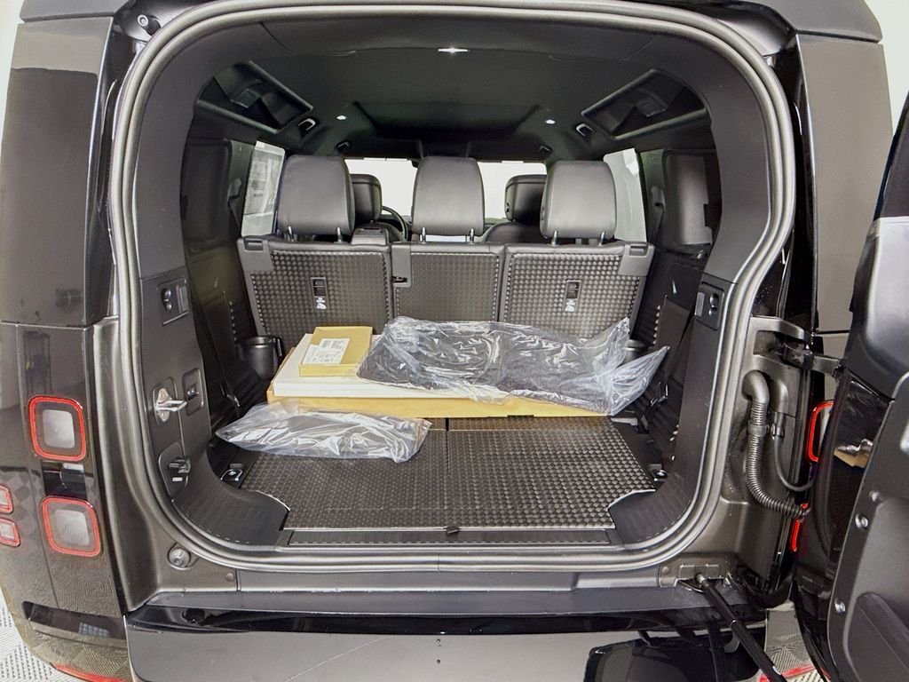 New 2026 Santorini Black Land Rover X-Dynamic SE image 25