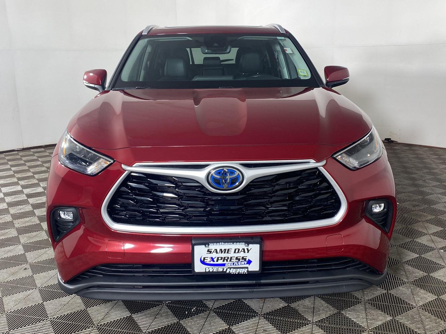 Used 2022 Pearl Toyota XLE image 8