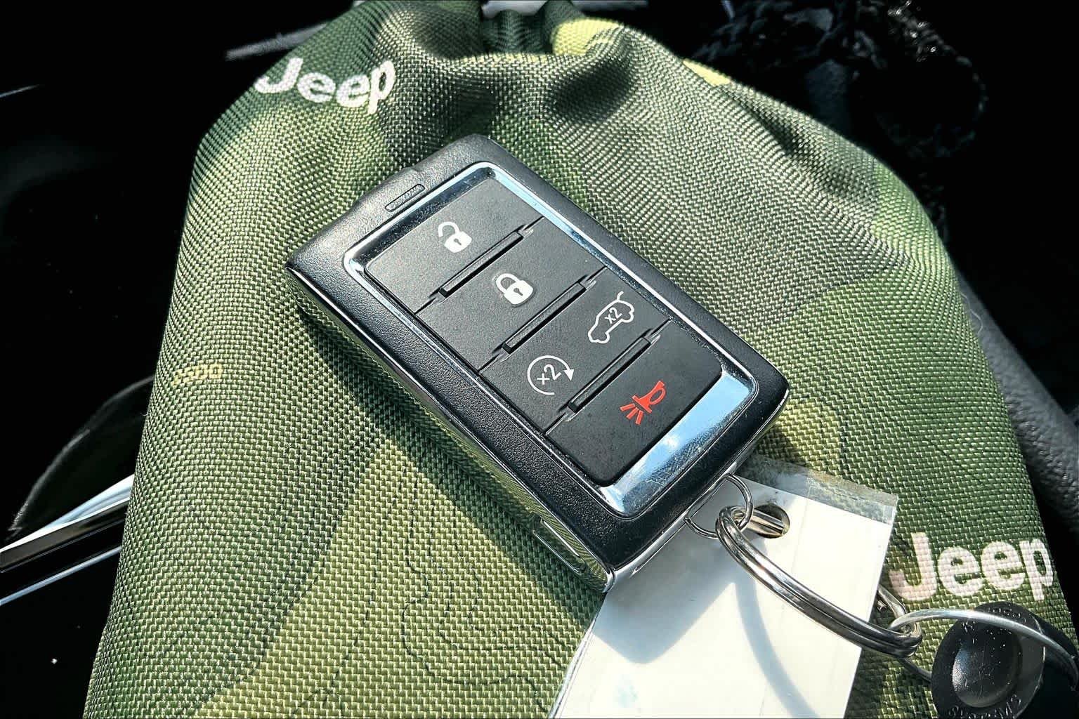 Used 2023 Velvet Red Pearlcoat Jeep Limited image 15