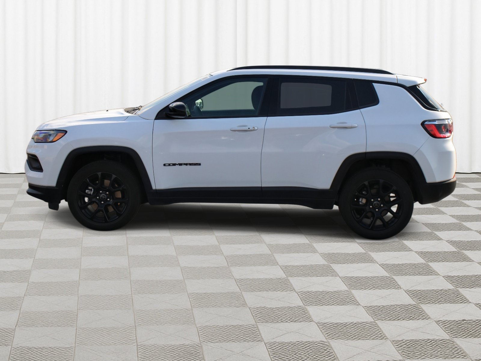 New 2026 Bright White Clear-Coat Exterior Paint Jeep Latitude Altitude image 33