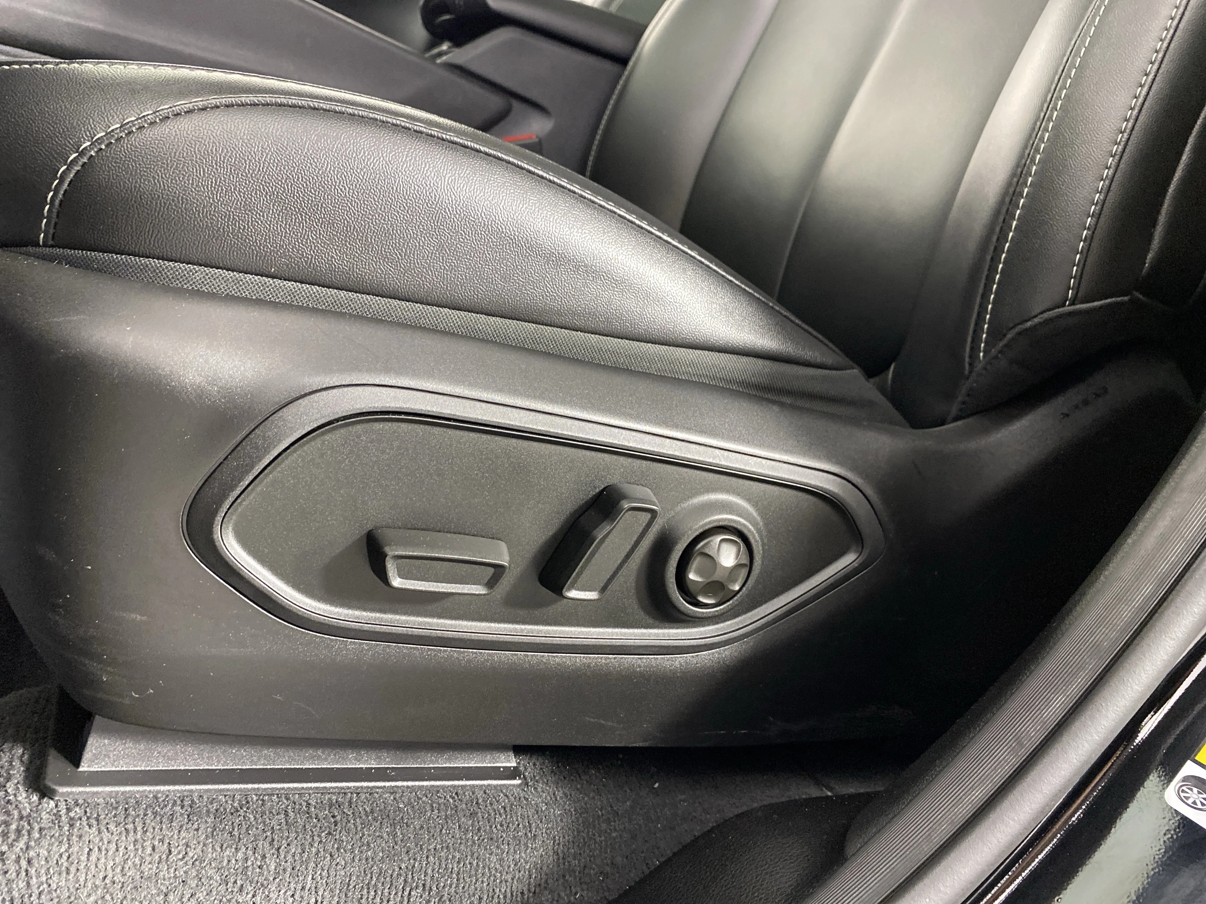 Used 2024 Diamond Black Crystal Pearlcoat Jeep Limited image 19