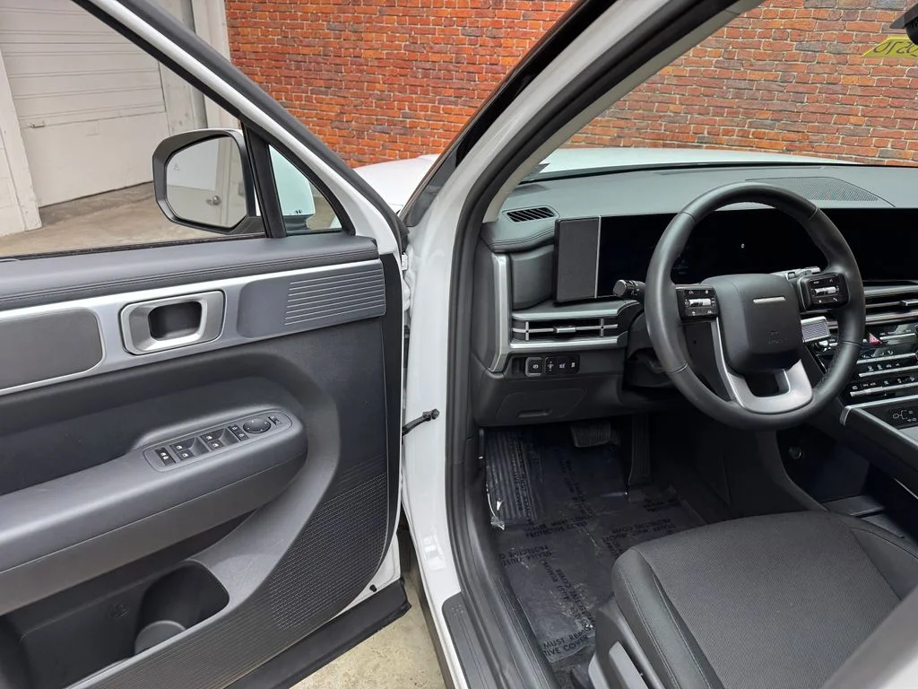 Certified Used 2025 White Hyundai SE image 8