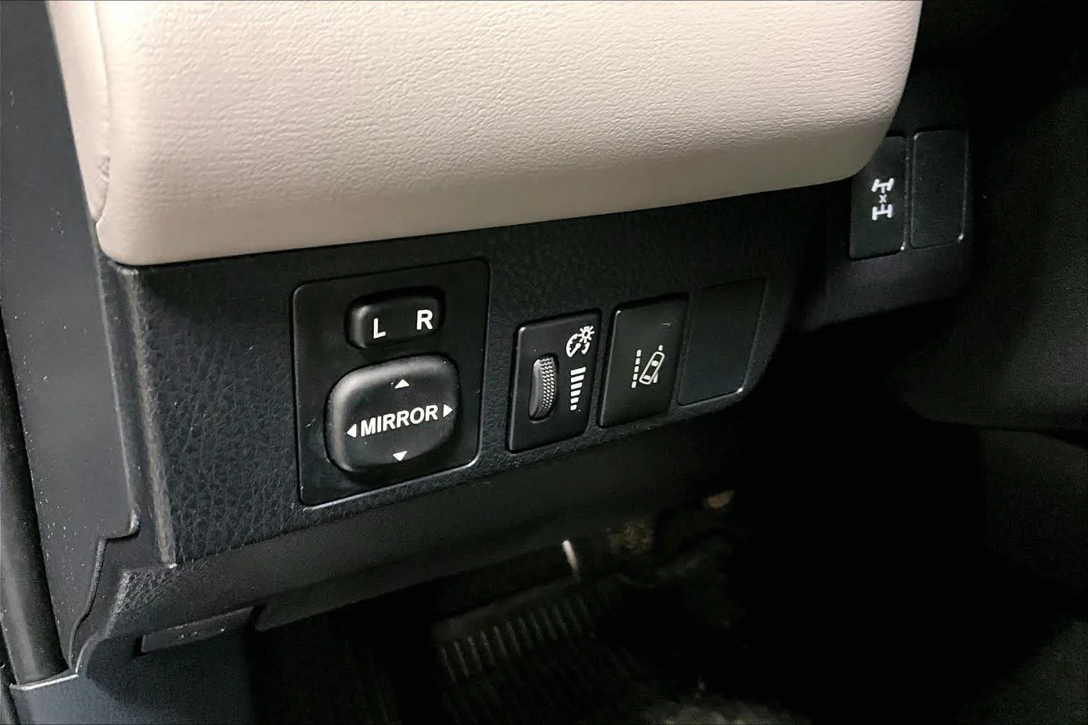 Used 2018 Magnetic Gray Metallic Toyota XLE image 33