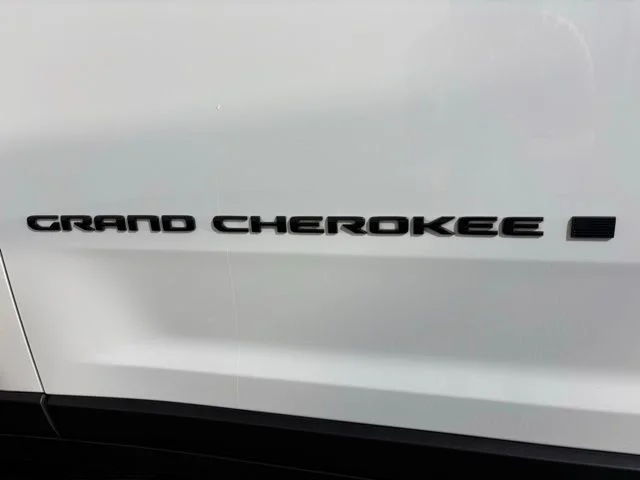 Used 2023 White Jeep Altitude image 11