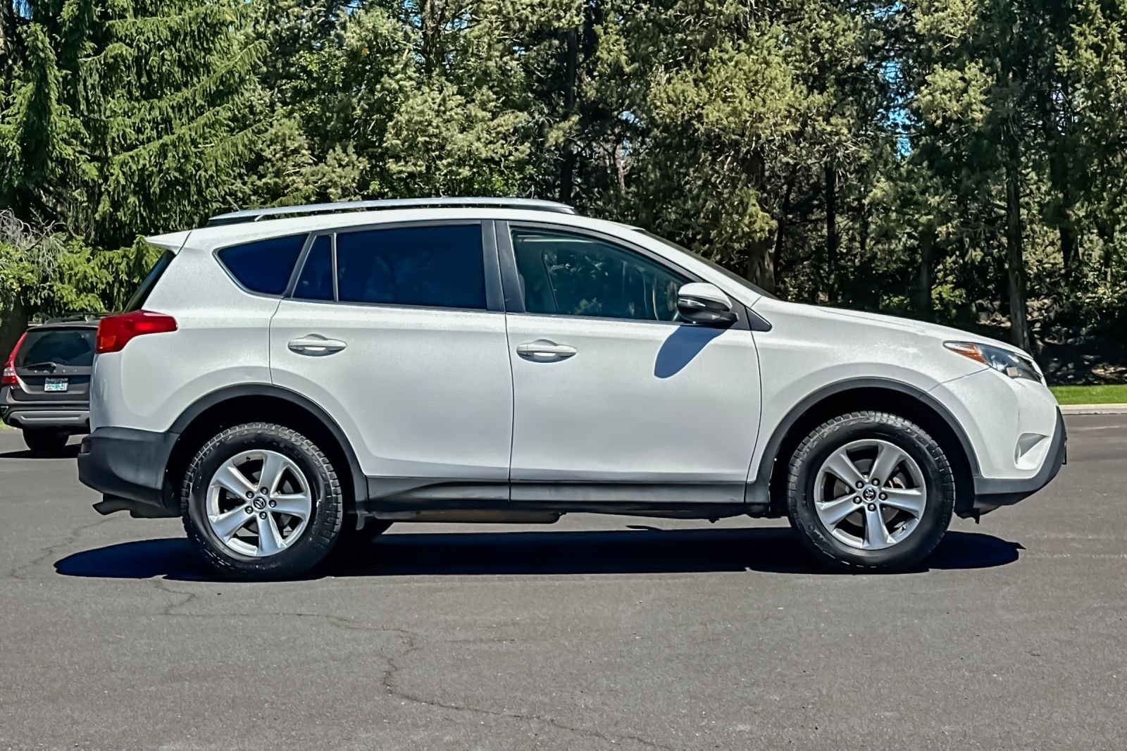Used 2015 White Toyota XLE image 3