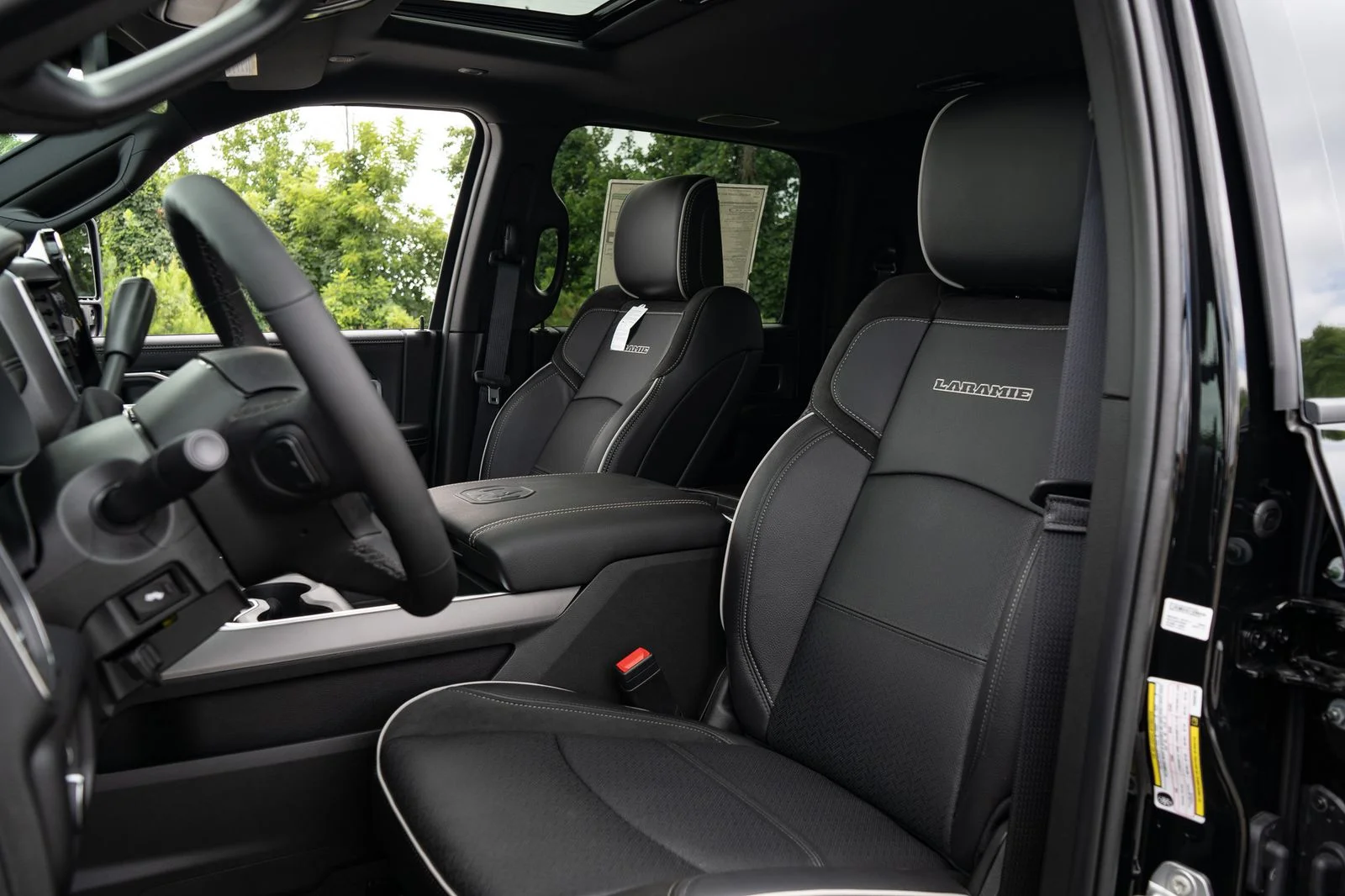 New 2026 Diamond Black Crystal Pearl-Coat Exterior Paint RAM Laramie image 28
