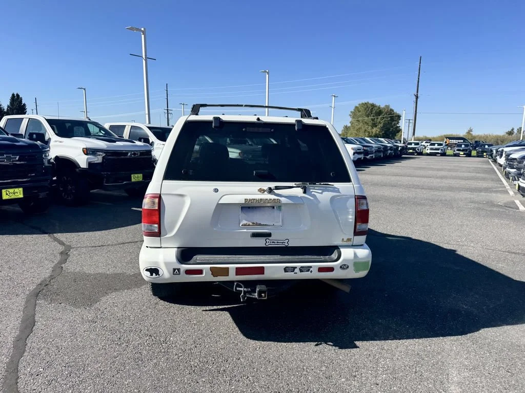 Used 2000 White Nissan XE image 3