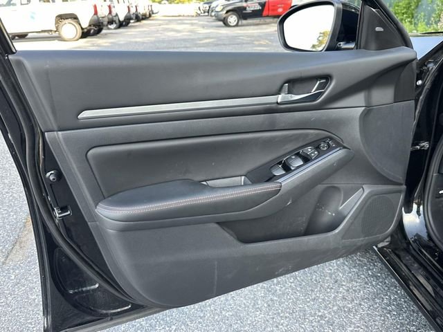 Used 2024 Black Nissan 2.5 SR image 27