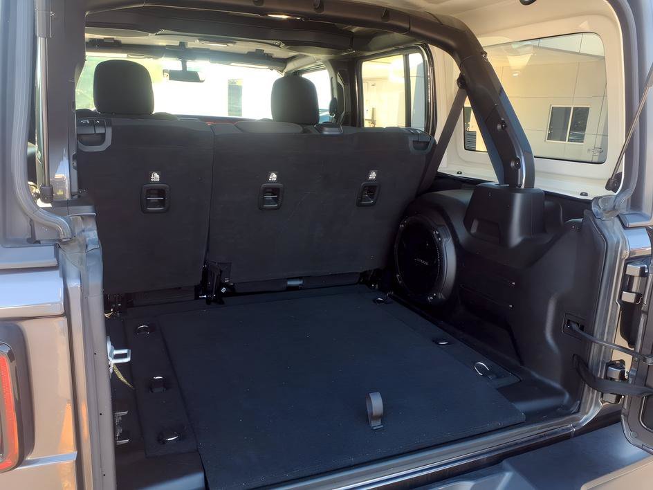 Used 2018 Granite Crystal Metallic Clearcoat Jeep Rubicon image 9