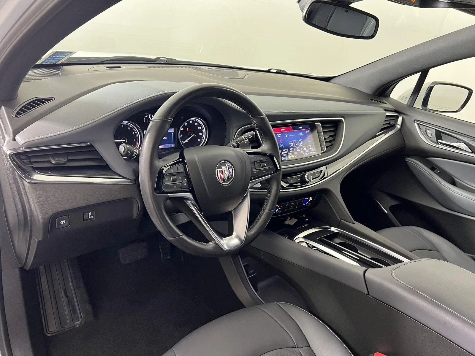 Used 2024 Summit White Buick Essence image 3