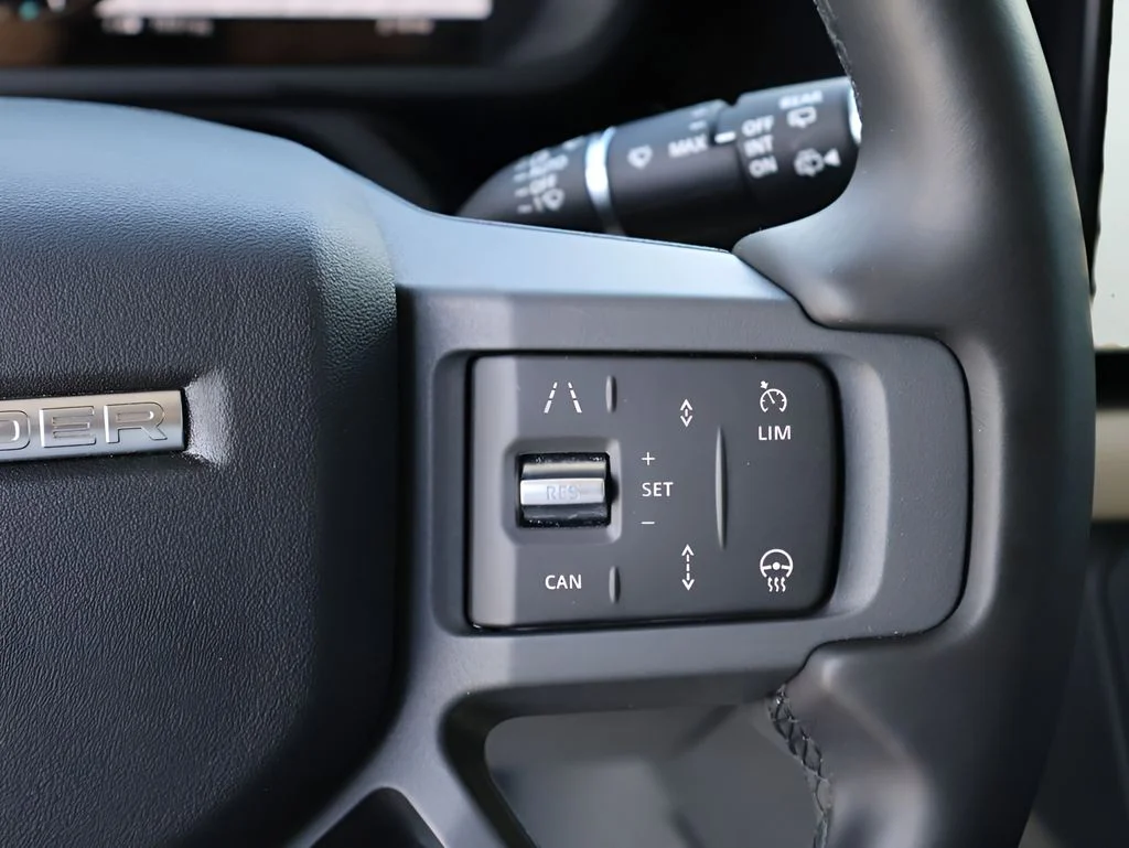 Used 2024 Fuji White Land Rover X-Dynamic SE image 32