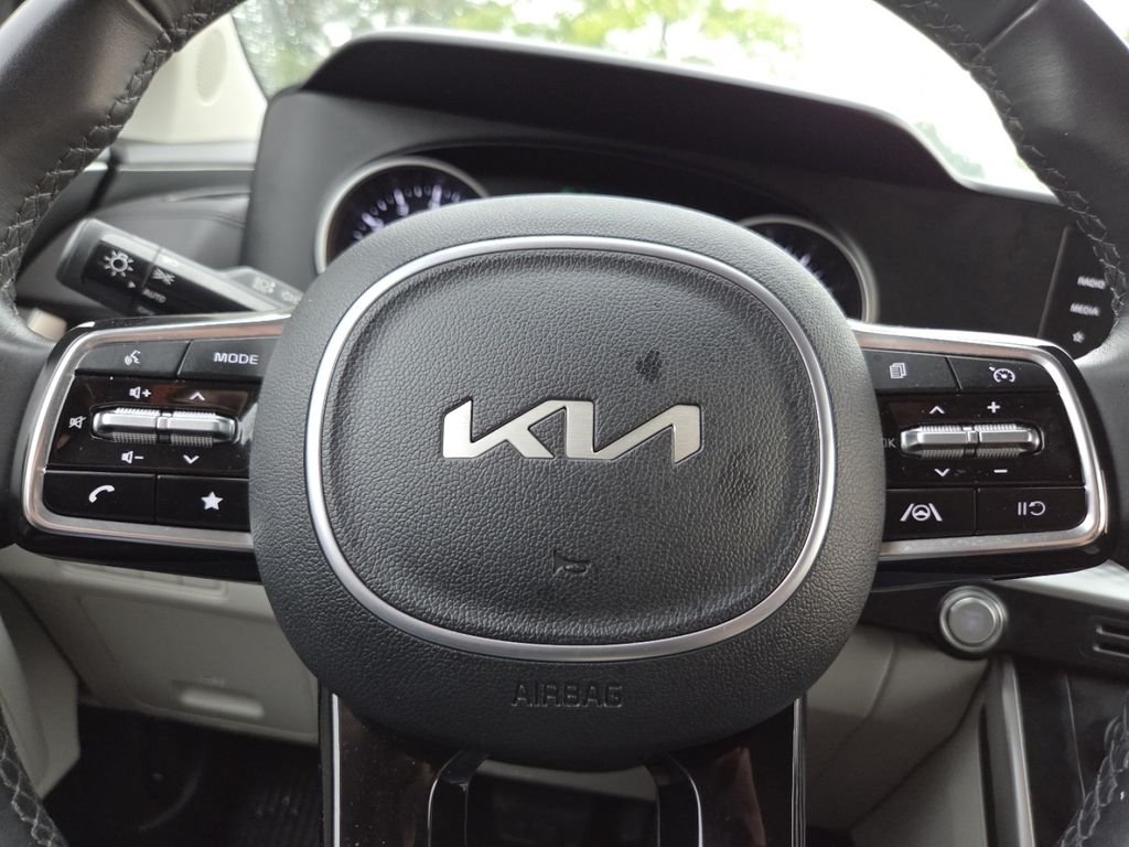 Used 2024 Snow White Pearl Kia LX image 30